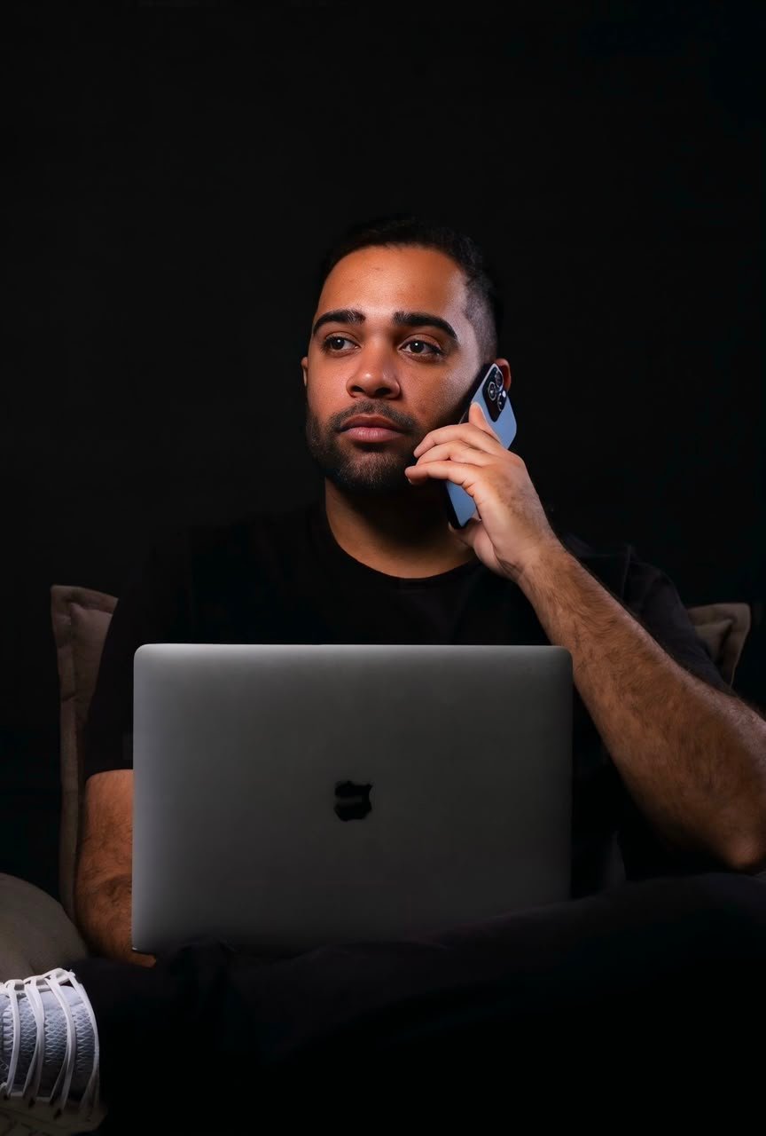 Profissional da equipe RAVO atendendo ao telefone enquanto trabalha